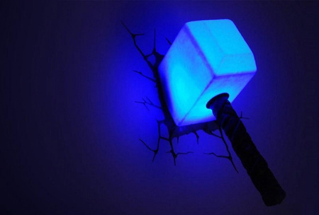 Oryginalna lampka 3D Młot Thora od Marvel do przyklejenia na ścianę