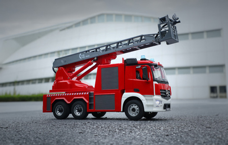 Wóz strażacki zdalnie sterowany RC na pilota 1:20 Double Eagle Mercedes-Benz Arocs E667-003