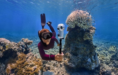 Zestaw z kamerą Insta360 X4 + karta pamięci