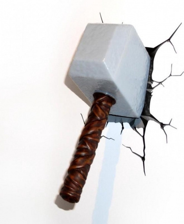 Oryginalna lampka 3D Młot Thora od Marvel do przyklejenia na ścianę