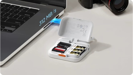 Insta360 2-in-1 Card Reader + Case